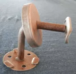 LEVNÁ KVALITNÍ MADLA DŘEVĚNÁ NA SCHODY BUK LED DRŽÁK DŘEVĚNÉHO ZÁBRADLÍ MADLA Ø 42mm NA SCHODIŠŤE ZE, S KRUHOVOU KOTEVNÍ DESKOU SUROVÁ OCEL BEZ POVRCHOVÉ ÚPRAVY S KRYCÍ ROZETOU NA ŠROUBY https://www.zabradli-madla.eu/ LEVNÁ KVALITNÍ MADLA DŘEVĚNÁ NA SCHODY BUK LED