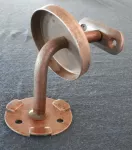 LEVNÁ KVALITNÍ MADLA DŘEVĚNÁ NA SCHODY BUK LED DRŽÁK DŘEVĚNÉHO ZÁBRADLÍ MADLA Ø 42mm NA SCHODIŠŤE ZE, S KRUHOVOU KOTEVNÍ DESKOU SUROVÁ OCEL BEZ POVRCHOVÉ ÚPRAVY S KRYCÍ ROZETOU NA ŠROUBY https://www.zabradli-madla.eu/ LEVNÁ KVALITNÍ MADLA DŘEVĚNÁ NA SCHODY BUK LED