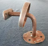DRŽÁK DŘEVĚNÉHO ZÁBRADLÍ MADLA Ø 42mm NA SCHODIŠŤE ZE, S KRUHOVOU KOTEVNÍ DESKOU SUROVÁ OCEL BEZ POVRCHOVÉ ÚPRAVY S KRYCÍ ROZETOU NA ŠROUBY https://www.zabradli-madla.eu/
