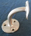 LEVNÁ KVALITNÍ MADLA DŘEVĚNÁ NA SCHODY BUK LED Držák konzole kulatého dřevěného madla Ø 42mm, zaoblený, schodišťového zábradlí na zeď, nerez.U LEVNÁ KVALITNÍ MADLA DŘEVĚNÁ NA SCHODY BUK LED
