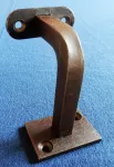 LEVNÁ KVALITNÍ MADLA DŘEVĚNÁ NA SCHODY BUK LED DRŽÁK MADLA KULATÉHO MADLA Ø 42mm SCHODIŠŤOVÉHO DŘEVĚNÉHO ZÁBRADLÍ NA ZEĎ S OBDÉLNÍKOVOU KOTEVNÍ DESKOU OCELOVÝ BEZ POVRCHOVÉ ÚPRAVY S VIDITELNÝMY ŠROUBY LEVNÁ KVALITNÍ MADLA DŘEVĚNÁ NA SCHODY BUK LED