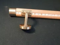 MADLA DŘEVĚNÁ NA SCHODY ZÁBRADLÍ LEVNÁ LED BUK LED MADLO DŘEVĚNÉ NA SCHODY POLOTOVAR KULATÉ Ø 42 mm S DRÁŽKOU NA LED PÁSEK MADLA DŘEVĚNÁ NA SCHODY ZÁBRADLÍ LEVNÁ LED BUK LED MADLO POLOTOVAR S KONCOVKOU A DRŽÁKEM POHLED SPODNÍ