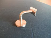 MADLA DŘEVĚNÁ NA SCHODY ZÁBRADLÍ LEVNÁ LED BUK LED MADLO DŘEVĚNÉ NA SCHODY POLOTOVAR KULATÉ Ø 42 mm S DRÁŽKOU NA LED PÁSEK MADLA DŘEVĚNÁ NA SCHODY ZÁBRADLÍ LEVNÁ LED BUK DRŽÁK MADLA NEPRŮCHOZÍ OBR. 2